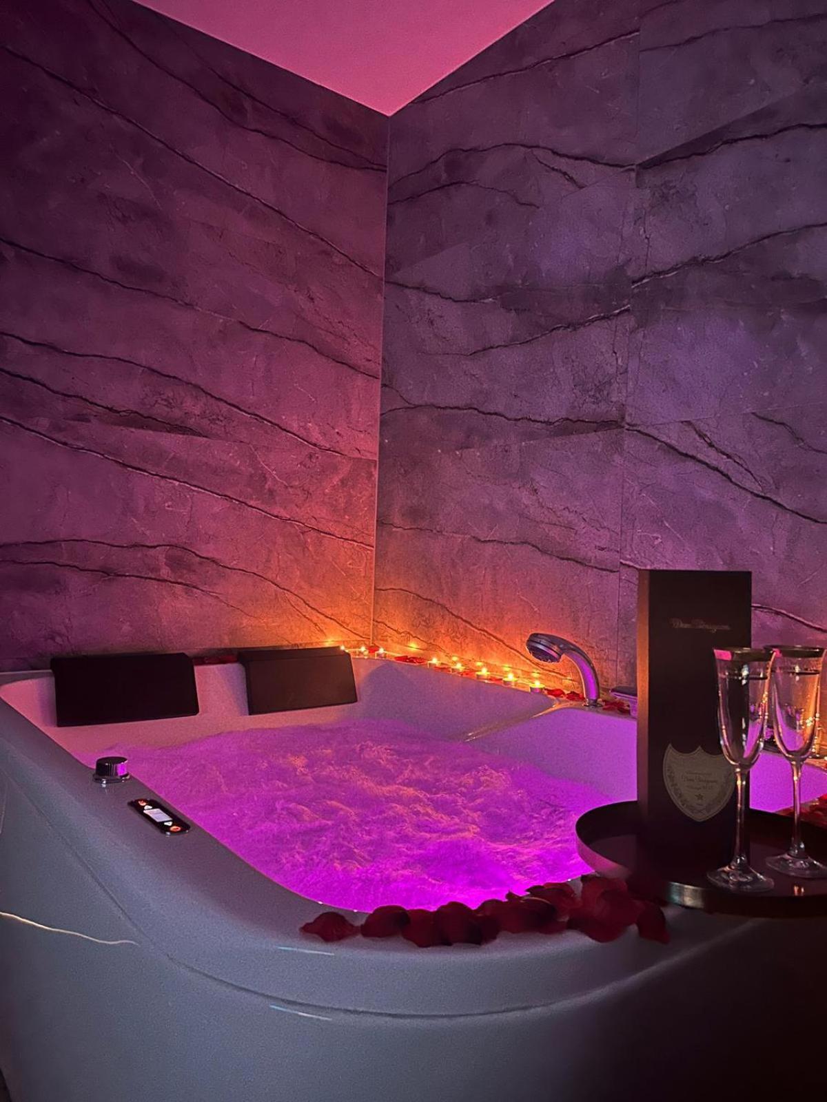 Apartament Z Jacuzzi Klimatyzacja Prywatny Parking ราดอม ภายนอก รูปภาพ