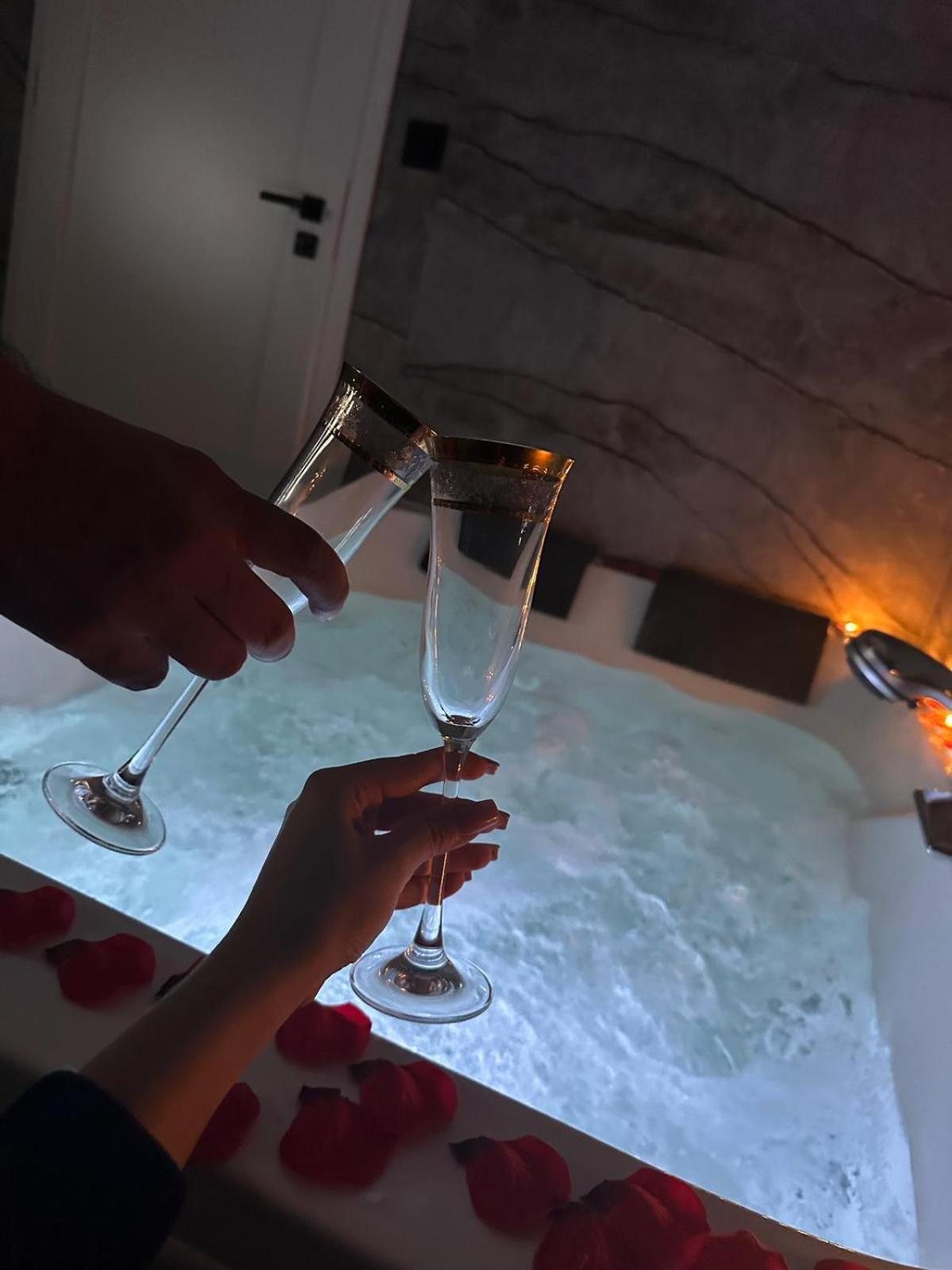 Apartament Z Jacuzzi Klimatyzacja Prywatny Parking ราดอม ภายนอก รูปภาพ